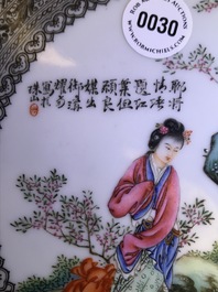 Een Chinees famille rose bord met figuren in een tuin, Republiek, 20e eeuw