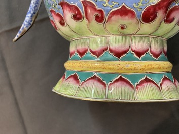 Une paire de verseuses couvertes en &eacute;maux de Canton pour le march&eacute; islamique, Qianlong/Jiaqing