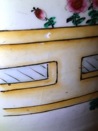 Een Chinese famille rose vaas met tweezijdig decor, 19/20e eeuw