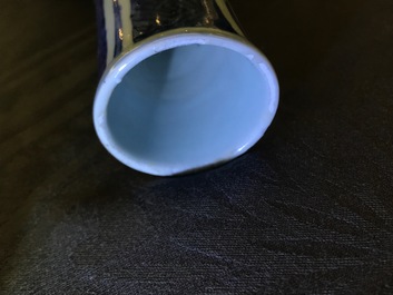 Un grand vase de forme bouteille en porcelaine de Chine bleu et blanc, Wanli