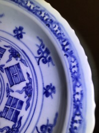 Een Chinese blauwwitte 'acht trigrammen' schotel, Ming
