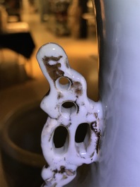 Trois vases en porcelaine de Chine famille rose, 19/20&egrave;me