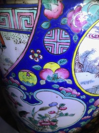 Une paire et deux vases en porcelaine de Chine famille rose, 19&egrave;me