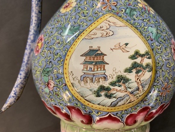 Une paire de verseuses couvertes en &eacute;maux de Canton pour le march&eacute; islamique, Qianlong/Jiaqing