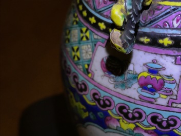 Une paire et deux vases en porcelaine de Chine famille rose, 19&egrave;me