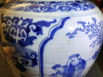 Een blauwwitte Delftse pot met chinoiserie decor, eind 17e eeuw