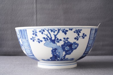 Een Chinese blauwwitte kom met florale en figuratieve panelen, Kangxi merk en periode