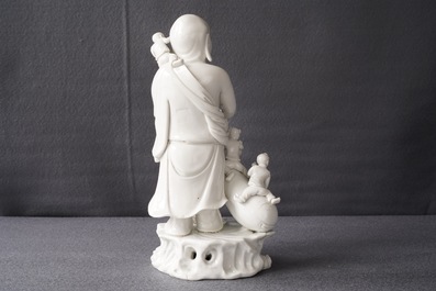 Un groupe en porcelaine blanc de Chine figurant Bouddha et des gar&ccedil;ons jouants, R&eacute;publique, 20&egrave;me