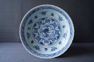Een Chinese blauwwitte 'acht trigrammen' schotel, Ming