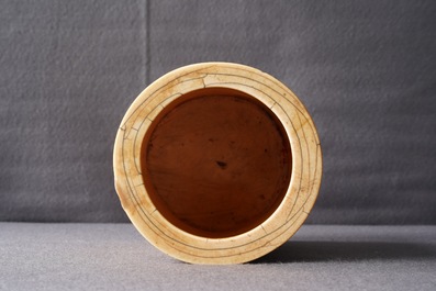 Un pot &agrave; pinceaux en ivoire sculpt&eacute; &agrave; d&eacute;cor des 'Sept sages de la for&ecirc;t de bambous', 18&egrave;me