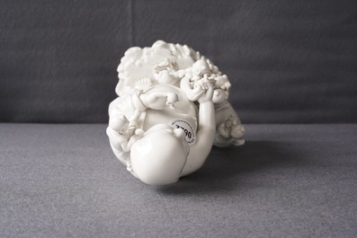 Un groupe en porcelaine blanc de Chine figurant Bouddha et des gar&ccedil;ons jouants, R&eacute;publique, 20&egrave;me