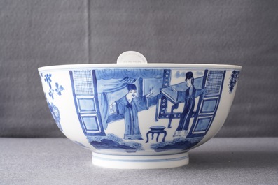 Een Chinese blauwwitte kom met florale en figuratieve panelen, Kangxi merk en periode
