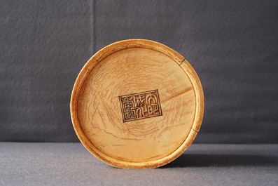 Un pot &agrave; pinceaux en ivoire sculpt&eacute; &agrave; d&eacute;cor des 'Sept sages de la for&ecirc;t de bambous', 18&egrave;me