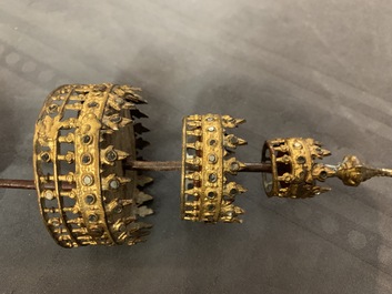 Drie Thaise verguld bronzen, aardewerken en houten votieve beelden, 19e eeuw