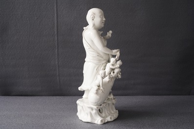 Un groupe en porcelaine blanc de Chine figurant Bouddha et des gar&ccedil;ons jouants, R&eacute;publique, 20&egrave;me