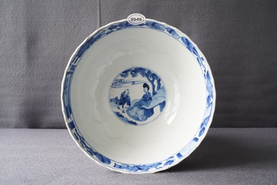 Een Chinese blauwwitte gemouleerde kom met interieursc&egrave;nes, Xuande merk, Kangxi
