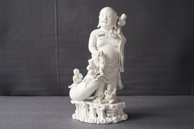 Un groupe en porcelaine blanc de Chine figurant Bouddha et des gar&ccedil;ons jouants, R&eacute;publique, 20&egrave;me