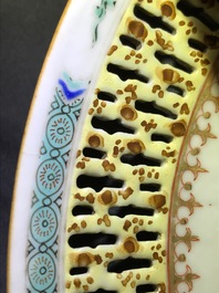 Een paar Chinese famille rose borden met opengewerkte rand, Qianlong