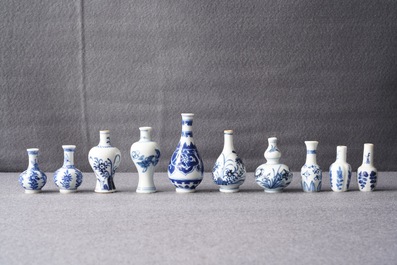 Dix vases miniatures en porcelaine de Chine bleu et blanc, Kangxi