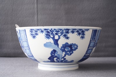 Een Chinese blauwwitte kom met florale en figuratieve panelen, Kangxi merk en periode