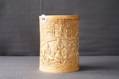 Un pot &agrave; pinceaux en ivoire sculpt&eacute; &agrave; d&eacute;cor des 'Sept sages de la for&ecirc;t de bambous', 18&egrave;me