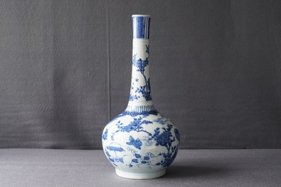 Un grand vase de forme bouteille en porcelaine de Chine bleu et blanc, Wanli