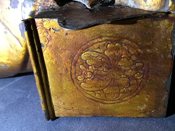 Een grote Chinese vergulde en ingelegd bronzen figuur van Zhenwu op verguld houten basis, Ming