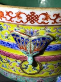 Een Chinese famille rose driepotige wierookbrander, Daoguang merk en periode