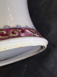 A Chinese famille rose vase with floral design, 19/20th C.