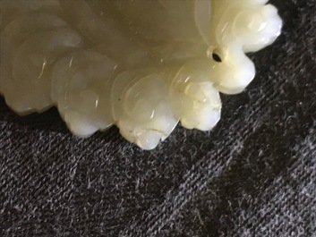 Trois pendentifs et une &eacute;pingle en jade c&eacute;ladon, Qing