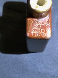 Une tabati&egrave;re en porcelaine de Chine grisaille, marque de Qianlong, 19/20&egrave;me