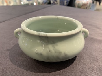 Een Chinese faux marbre wierookbrander, Qianlong merk, 19/20e eeuw
