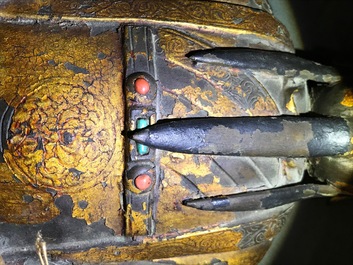 Een grote Chinese vergulde en ingelegd bronzen figuur van Zhenwu op verguld houten basis, Ming