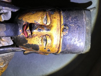 Een grote Chinese vergulde en ingelegd bronzen figuur van Zhenwu op verguld houten basis, Ming