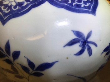 Een Chinese blauwwitte dekselvaas met floraal decor, Transitie periode