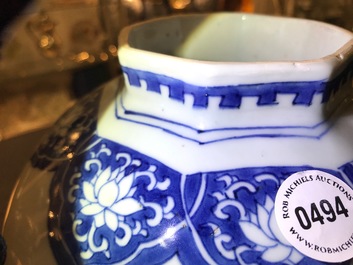 Een Chinese blauwwitte dekselvaas met floraal decor, Transitie periode
