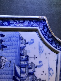 Une plaque en fa&iuml;ence de Delft en bleu et blanc &agrave; sujet maritime, 18&egrave;me