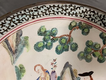 Een Chinees Canton email bord met Europees decor, Qianlong