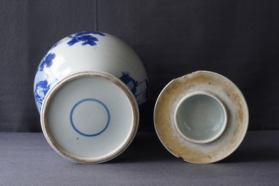 Un vase couvert en porcelaine de Chine bleu et blanc, 19&egrave;me
