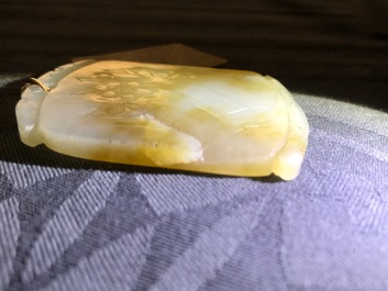 Trois pendentifs et une &eacute;pingle en jade c&eacute;ladon, Qing