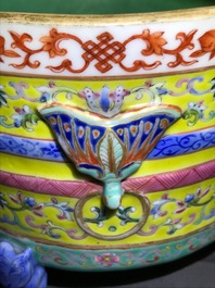 Een Chinese famille rose driepotige wierookbrander, Daoguang merk en periode