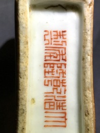 Une tabati&egrave;re en porcelaine de Chine grisaille, marque de Qianlong, 19/20&egrave;me