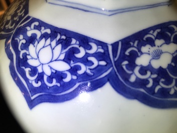 Een Chinese blauwwitte dekselvaas met floraal decor, Transitie periode