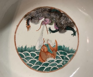 Un bol en porcelaine de Chine rose-verte, marque de Kangxi, 19&egrave;me