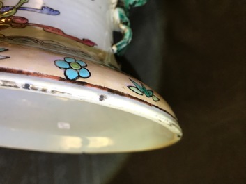 Une paire de vases en porcelaine de Chine famille rose, 19&egrave;me