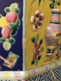 Deux vases en porcelaine de Chine famille rose, 19&egrave;me