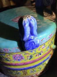 Een Chinese famille rose driepotige wierookbrander, Daoguang merk en periode