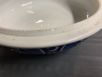Een grote Chinese blauwwitte dekselkom met floraal decor, Kangxi