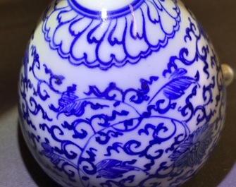 Een Chinees blauwwit vogelvoederbakje met Xuande inscriptie, Kangxi