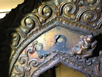 Een grote Chinese vergulde en ingelegd bronzen figuur van Zhenwu op verguld houten basis, Ming